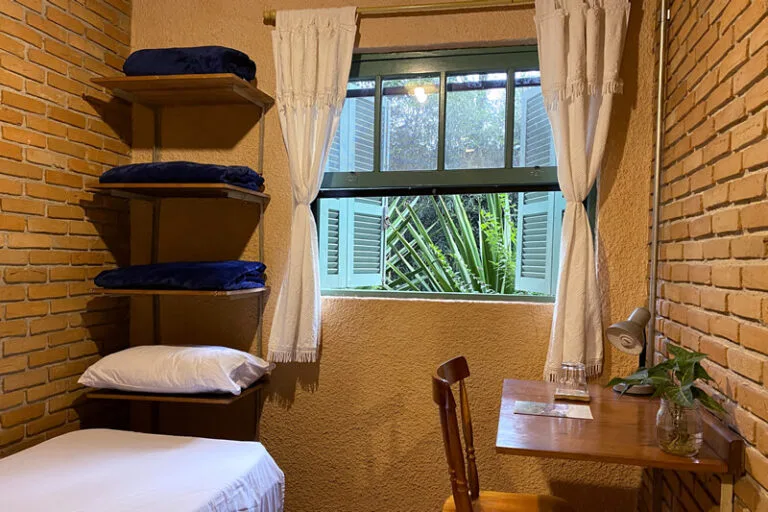 institucional-campus-estrutura-quarto-individual-04-768x512