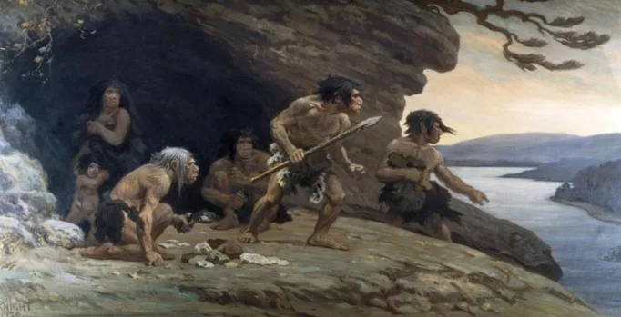 Pintura de grupo de pessoas pré-históricas na entrada de uma caverna, algumas agachadas e outras em alerta, observando a paisagem ao redor; uma delas segura uma lança, diante de um lago e montanhas ao fundo.