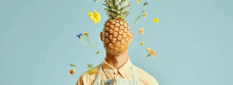 Retrato surreal de uma pessoa com um abacaxi no lugar da cabeça, vestindo um avental cor de creme, cercada por flores coloridas e com um fundo azul.