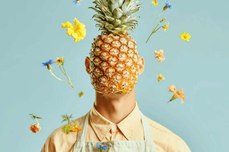 Retrato surreal de uma pessoa com um abacaxi no lugar da cabeça, vestindo um avental cor de creme, cercada por flores coloridas e com um fundo azul.